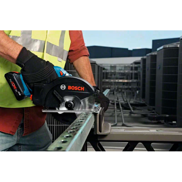 Акумуляторна циркулярна пила Bosch Professional GKM 18V-50, без акб та з/п 06016B8000