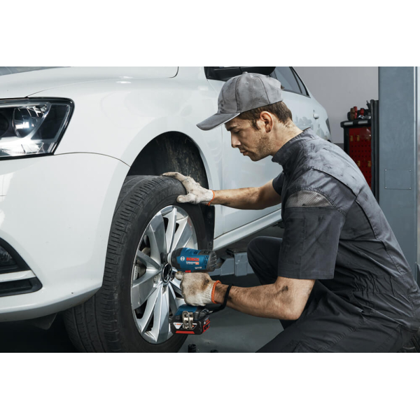 Гайковерт ударний акумуляторний Bosch Professional GDS 18V-400 з 2 акб GBA 18V 5 Ah, з/п GAL 18V-40 в чемодані 06019K0020