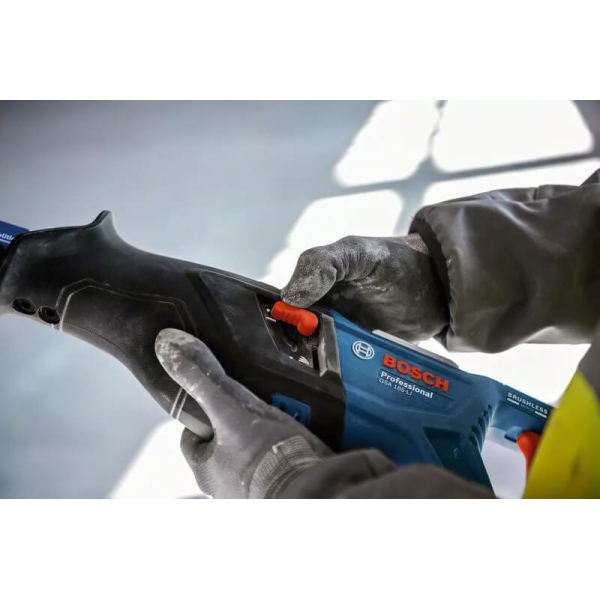 Акумуляторна ножівка Bosch Professional GSA 185-LI без акб і з/п з 2 пиляльними полотнами 06016C0020