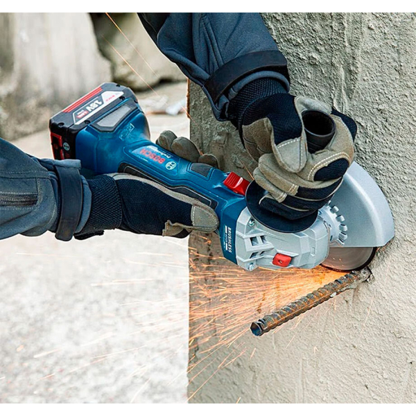 Акумуляторна кутова шліфмашина Bosch Professional GWS 180-LI з 1 акб GBA 18V 4.0Ah і з/п GAL 18V-40 в чемодані 06019H9025