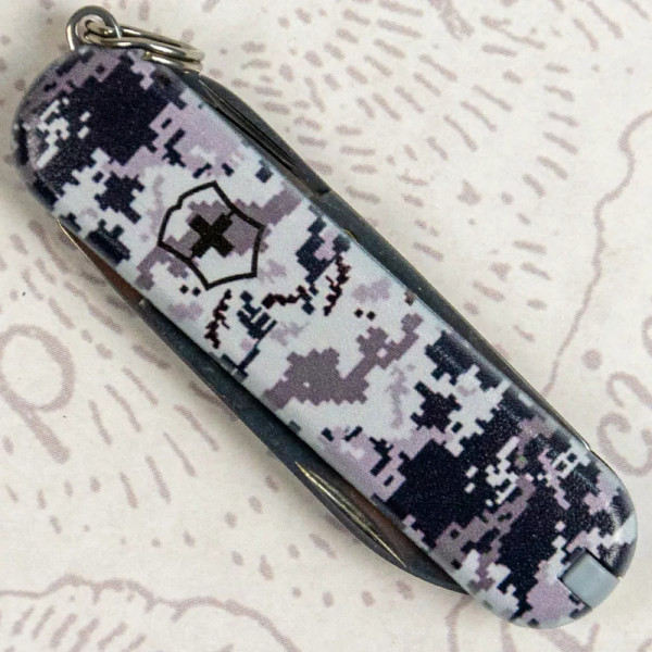 Ніж брелок Victorinox 58мм CLASSIC SD ARMY 2 шари 7 функцій Піксель синій (0.6223.3_W3942pw)