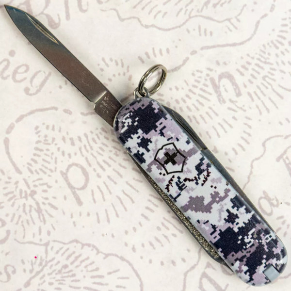 Ніж брелок Victorinox 58мм CLASSIC SD ARMY 2 шари 7 функцій Піксель синій (0.6223.3_W3942pw)