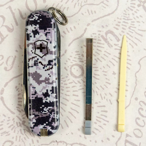 Ніж брелок Victorinox 58мм CLASSIC SD ARMY 2 шари 7 функцій Піксель синій (0.6223.3_W3942pw)
