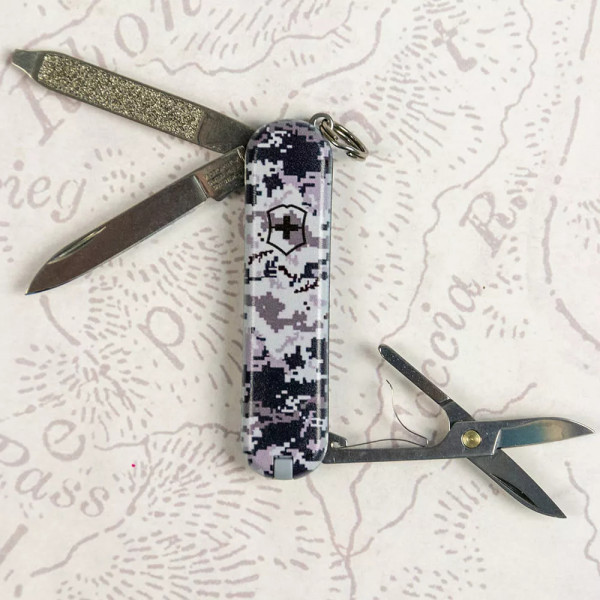 Ніж брелок Victorinox 58мм CLASSIC SD ARMY 2 шари 7 функцій Піксель синій (0.6223.3_W3942pw)