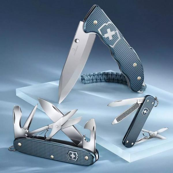 Ніж складаний 136мм Victorinox Evoke Alox Glacial Blue0 4функції ріфлений паракорд Блакитний (0.9415.L26) Ніж складаний 136мм Victorinox Evoke Alox Glacial Blue0 4функції ріфлений паракорд Блакитний (0.9415.L26)