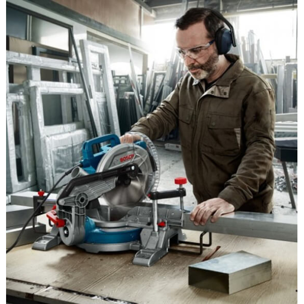 Торцювальна пила Bosch Professional GCM 216 0601B33000