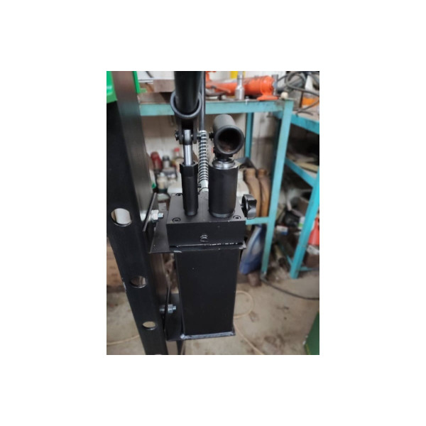 Прес гідравлічний 20т напольний з подвійним виносним насосом(ШВИДКО - ПОВІЛЬНО), (роб. в-а: 0-910ММ) ROCKFORCE RF-20001