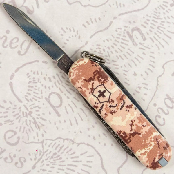 Складаний ніж брелок 58мм Victorinox Classic SD Army 1шар, 7 функцій Піксель пічний (0.6223.7_W3944pw) Складаний ніж брелок 58мм Victorinox Classic SD Army 1шар, 7 функцій Піксель пічний (0.6223.7_W3944pw)