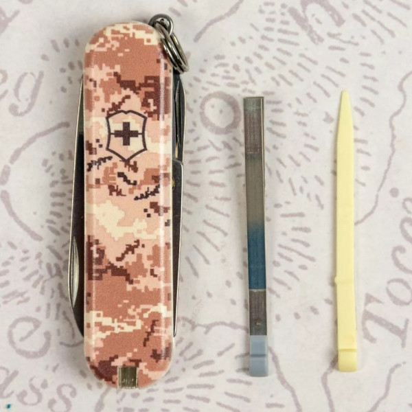Складаний ніж брелок 58мм Victorinox Classic SD Army 1шар, 7 функцій Піксель пічний (0.6223.7_W3944pw) Складаний ніж брелок 58мм Victorinox Classic SD Army 1шар, 7 функцій Піксель пічний (0.6223.7_W3944pw)