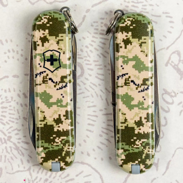 Ніж брелок Victorinox 58мм CLASSIC SD ARMY 2 шари 7 функцій Піксель (0.6223.3_W3940pw) Ніж брелок Victorinox 58мм CLASSIC SD ARMY 2 шари 7 функцій Піксель (0.6223.3_W3940pw)