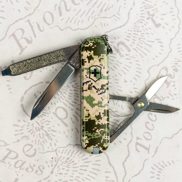 Ніж брелок Victorinox 58мм CLASSIC SD ARMY 2 шари 7 функцій Піксель (0.6223.3_W3940pw) Ніж брелок Victorinox 58мм CLASSIC SD ARMY 2 шари 7 функцій Піксель (0.6223.3_W3940pw)