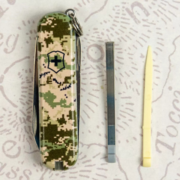 Ніж брелок Victorinox 58мм CLASSIC SD ARMY 2 шари 7 функцій Піксель (0.6223.3_W3940pw) Ніж брелок Victorinox 58мм CLASSIC SD ARMY 2 шари 7 функцій Піксель (0.6223.3_W3940pw)