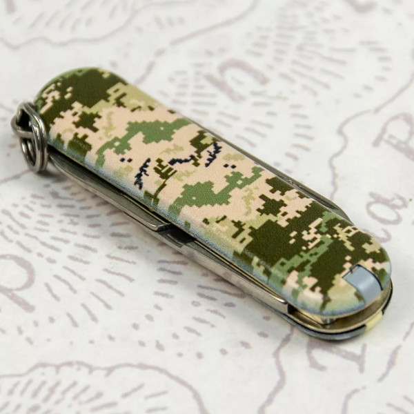 Ніж брелок Victorinox 58мм CLASSIC SD ARMY 2 шари 7 функцій Піксель (0.6223.3_W3940pw) Ніж брелок Victorinox 58мм CLASSIC SD ARMY 2 шари 7 функцій Піксель (0.6223.3_W3940pw)