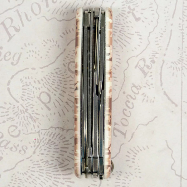 Багатофункціональний складаний ніж 91 мм Victorinox Huntsman Army 4 шари, 15 функцій Піксель пісочний з червоним лого (1.3713.7_W3945p) Багатофункціональний складаний ніж 91 мм Victorinox Huntsman Army 4 шари, 15 функцій Піксель пісочний з червоним лого (1.3713.7_W3945p)