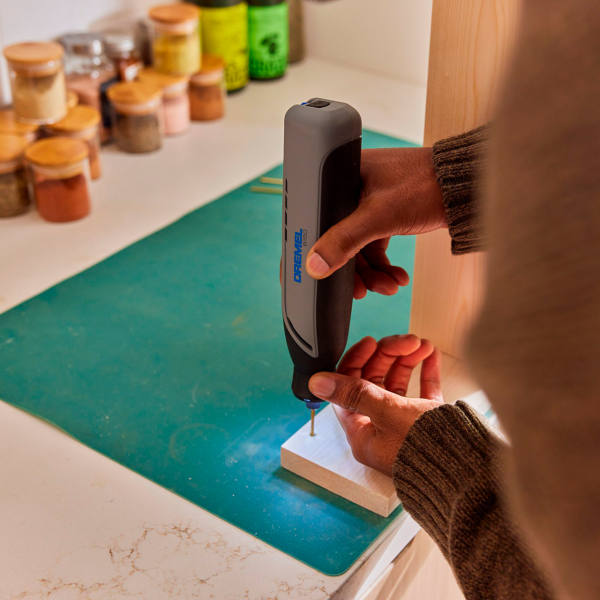 Акумуляторний багатофункціональний інструмент Dremel 8150-20 F0138150JA