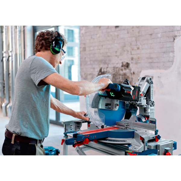 Акумуляторна торцювальна пила Bosch Professional GCM 18V-305 GDC, без акб 0601B43000