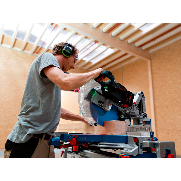 Акумуляторна торцювальна пила Bosch Professional GCM 18V-305 GDC, без акб 0601B43000