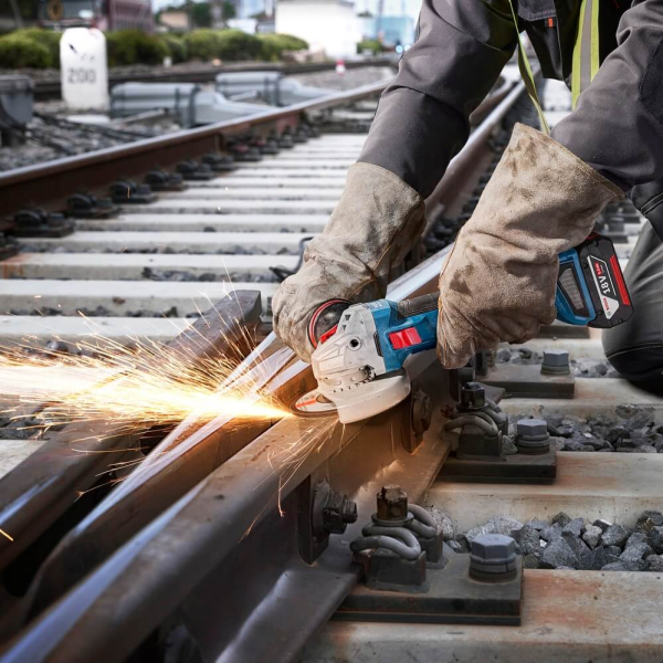 Акумуляторна кутова шліфмашина Bosch GWS 18V-11 S Professional з акб GBA 18V 5 Ah та з/п GAL 1880 CV, в L-BOXX 136 06019N4003