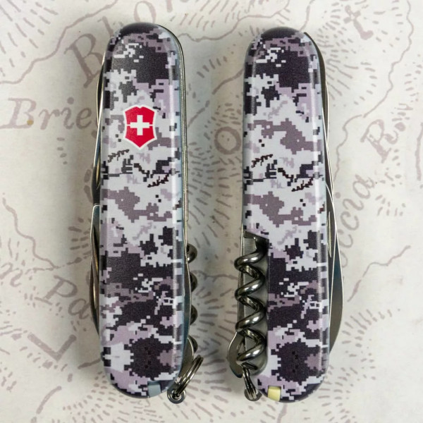 Багатофункціональний складаний ніж 91 мм Victorinox Huntsman Army 4 шари, 15 функцій Піксель синій з червоним Лого (1.3713.3_W3943p) Багатофункціональний складаний ніж 91 мм Victorinox Huntsman Army 4 шари, 15 функцій Піксель синій з червоним Лого (1.3713.3_W3943p)