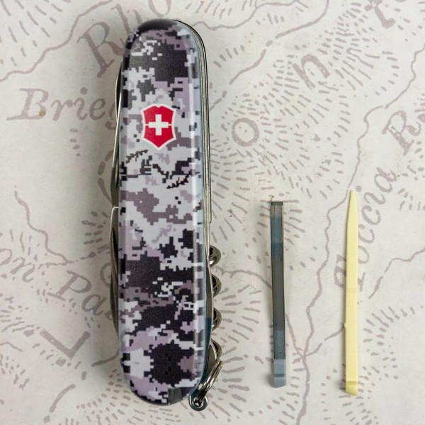 Багатофункціональний складаний ніж 91 мм Victorinox Huntsman Army 4 шари, 15 функцій Піксель синій з червоним Лого (1.3713.3_W3943p) Багатофункціональний складаний ніж 91 мм Victorinox Huntsman Army 4 шари, 15 функцій Піксель синій з червоним Лого (1.3713.3_W3943p)