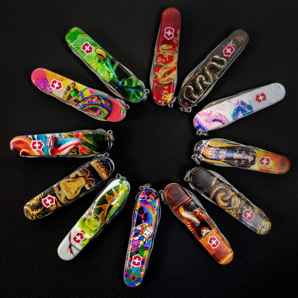 Складаний ніж Victorinox HUNTSMAN ZODIAC Дерев'яна змія 1.3713.3.Z4280pk