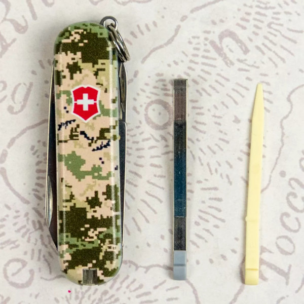 Складаний ніж-брелок 58мм CLASSIC SD ARMY 1шар, 7функцій, Піксель (0.6223.3_W3941pw) Складаний ніж-брелок 58мм CLASSIC SD ARMY 1шар, 7функцій, Піксель (0.6223.3_W3941pw)