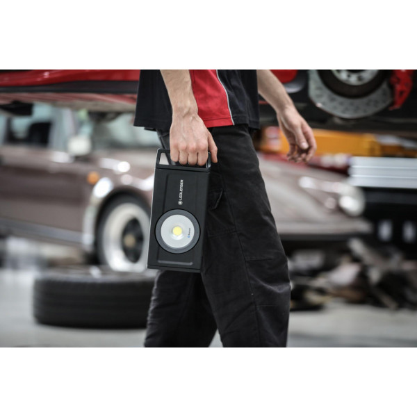 Ліхтар-прожектор LedLenser IF8R з функцією Powerbank и Bluetooth-керуванням, заряджається, 4500/2000/400 502002