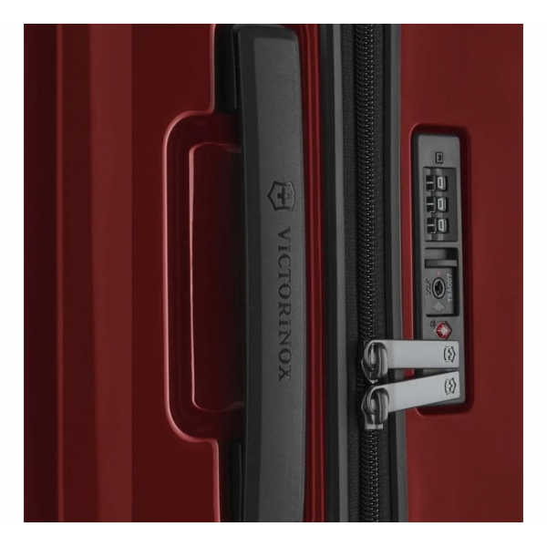 Валіза Victorinox Travel AIROX/Victorinox Red 612507 (Середня) Валіза Victorinox Travel AIROX/Victorinox Red 612507 (Середня)