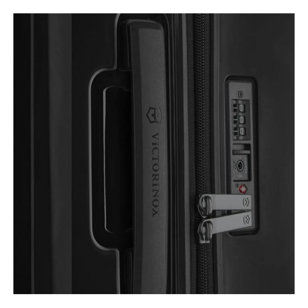 Валіза Victorinox Travel AIROX/Black 612509 (Велика) Валіза Victorinox Travel AIROX/Black 612509 (Велика)