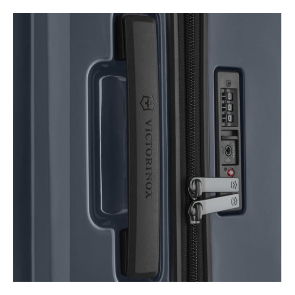 Валіза Victorinox Travel AIROX/Dark Blue 610927 (Велика) Валіза Victorinox Travel AIROX/Dark Blue 610927 (Велика)