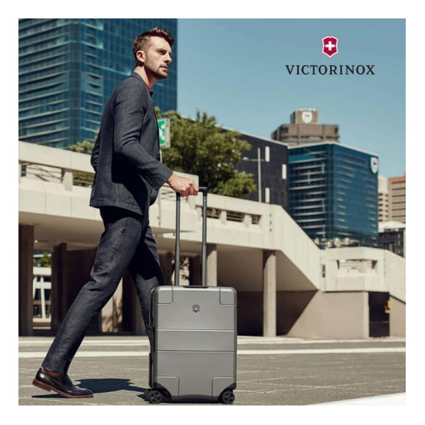 Валіза Victorinox Travel LEXICON/Titanium 602104 (Маленька) Валіза Victorinox Travel LEXICON/Titanium 602104 (Маленька)
