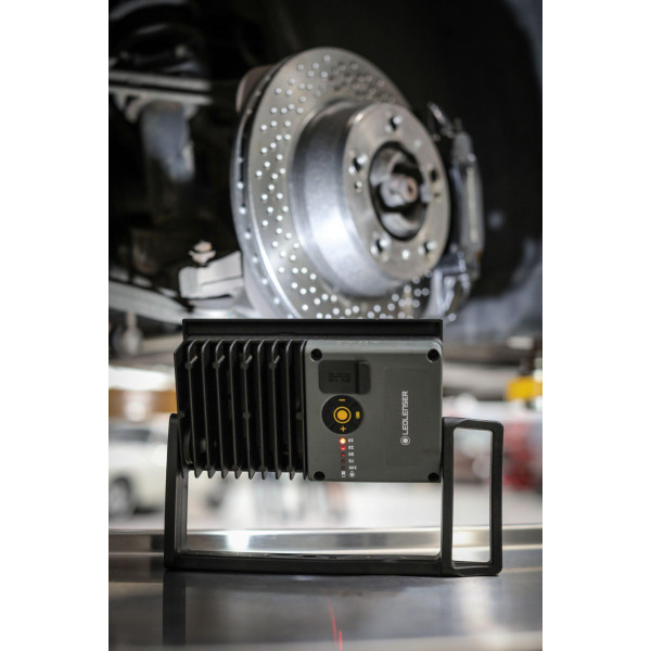 Ліхтар-прожектор LedLenser IF4R з функцією PowerBank, заряджається, 2500/1000/200 502001 Ліхтар-прожектор LedLenser IF4R з функцією PowerBank, заряджається, 2500/1000/200 502001
