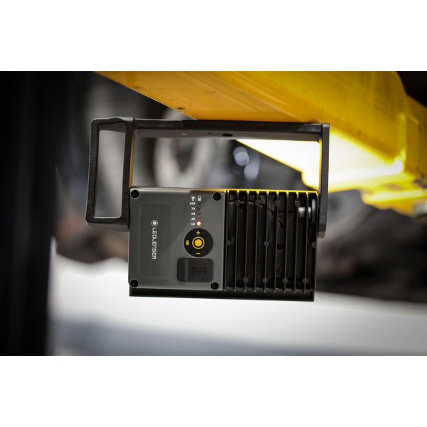 Ліхтар-прожектор LedLenser IF4R з функцією PowerBank, заряджається, 2500/1000/200 502001 Ліхтар-прожектор LedLenser IF4R з функцією PowerBank, заряджається, 2500/1000/200 502001